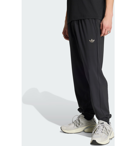 
ADIDAS ORIGINALS, 
Adidas Originals Tech Trefoil Essentials Tr&auml;ningsbyxor, 
Detail 1
