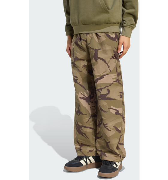 
ADIDAS, 
Adidas Seasonal Essentials Camo Woven Parachute Byxor, 
Detail 1
