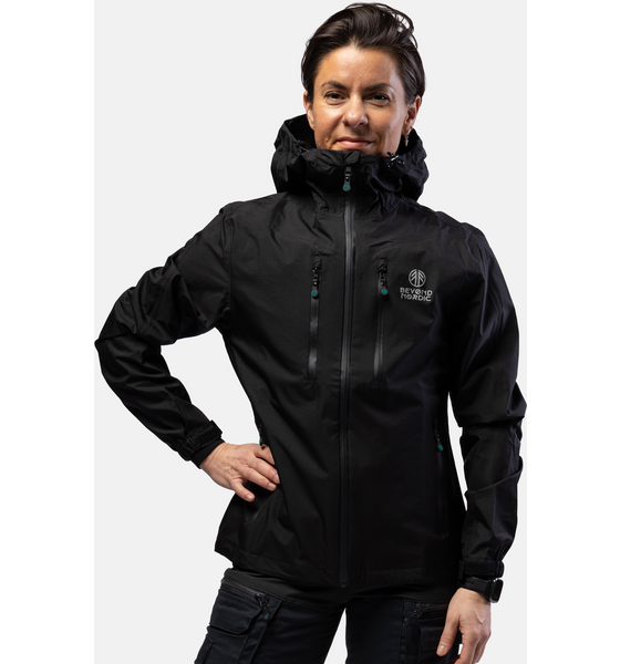 942823102101 BEYOND NORDIC Bn301-v2 Lightweight Shell Jacket Women  Model01 Detail