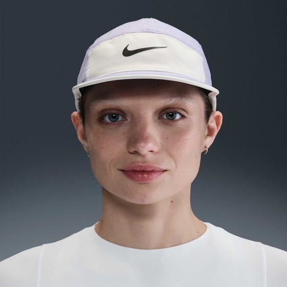 946716102101 NIKE Dri-fit Unstructured Swoosh Cap Fly  Model01 Detail