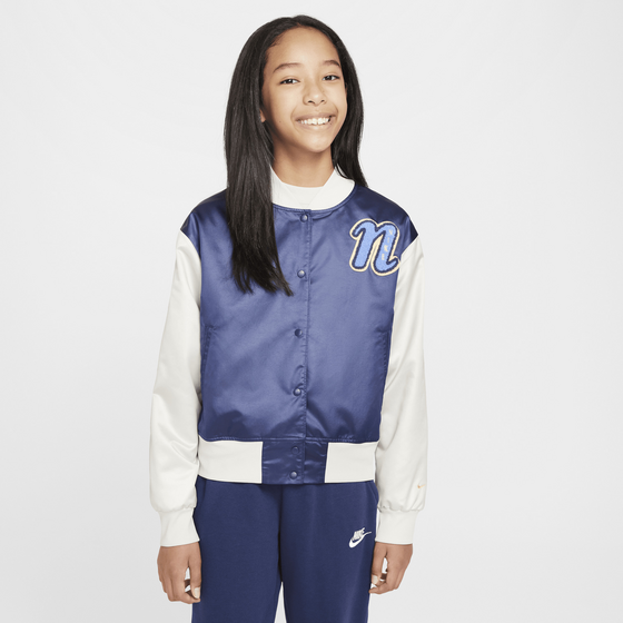 
NIKE, 
Girls' Varsity Jacket Sportswear, 
Detail 1
