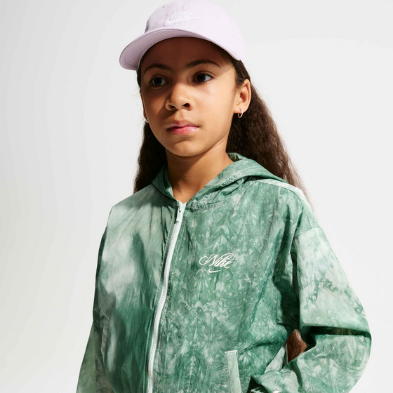 
NIKE, 
Girls' Woven Tracksuit Jacket Sportswear Club, 
Detail 1

