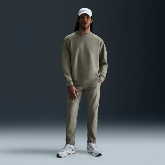 951106101101 NIKE Men's Dri-fit Slim Chino Trousers 24.7 Perfectstretch  Model01 Detail