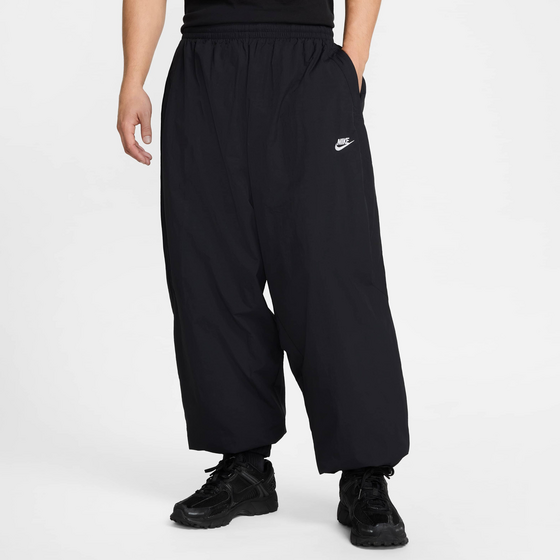 951269101101 NIKE Men's Oversized Woven Tracksuit Bottoms Club  Model01 Detail