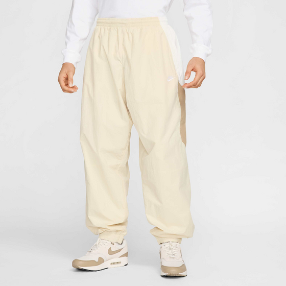 951269103102 NIKE Men's Oversized Woven Tracksuit Bottoms Club  Model01 Detail