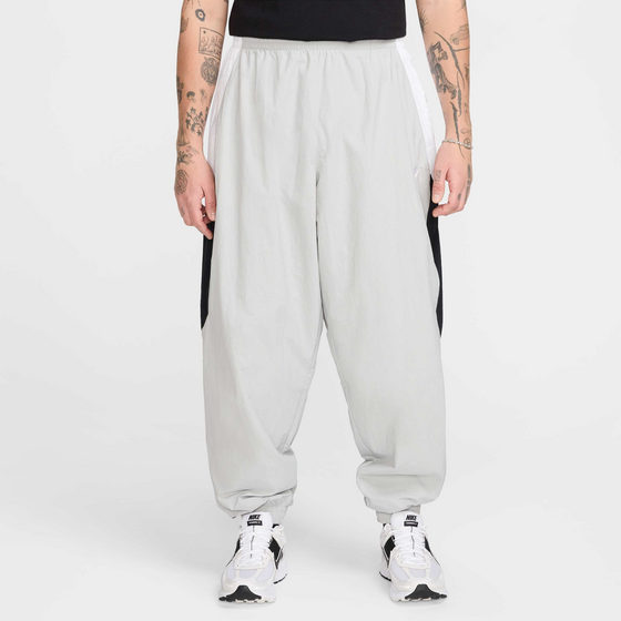 951269102101 NIKE Men's Oversized Woven Tracksuit Bottoms Club  Model01 Detail