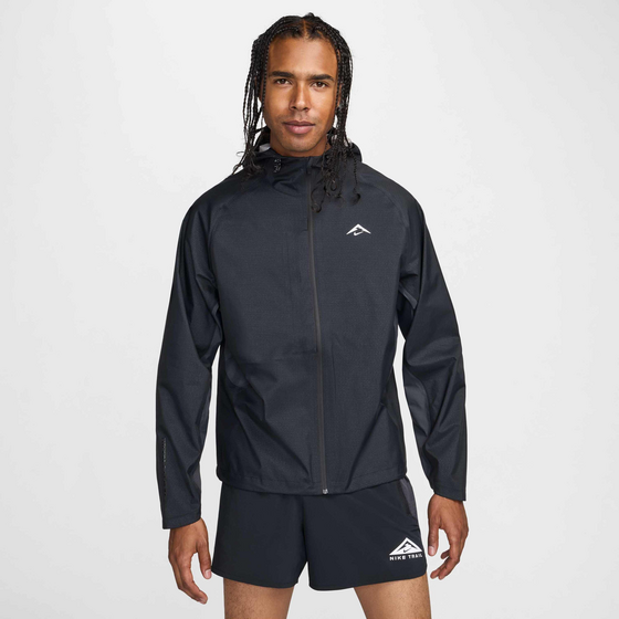 951265101103 NIKE Men's Storm-fit Adv Running Jacket Cosmic Peaks  Model01 Detail