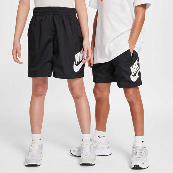 946778102101 NIKE Older Kids' 15cm (approx.) Woven Shorts Sportswear Club  Model01 Detail
