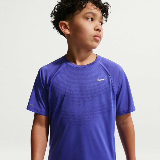 
NIKE, 
Older Kids' Dri-fit Short-sleeve Top Stride, 
Detail 1
