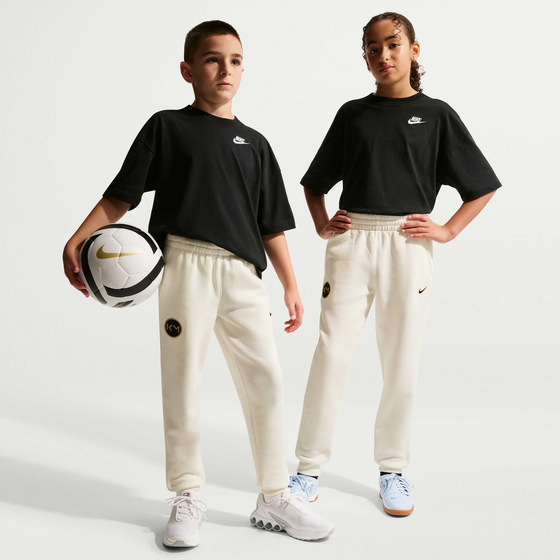 
NIKE, 
Older Kids' Football Joggers Kylian Mbapp&eacute; Club Fleece, 
Detail 1
