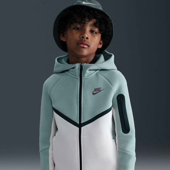 399028510501 NIKE Older Kids' Full-zip Hoodie Sportswear Tech Fleece  Model01 Detail