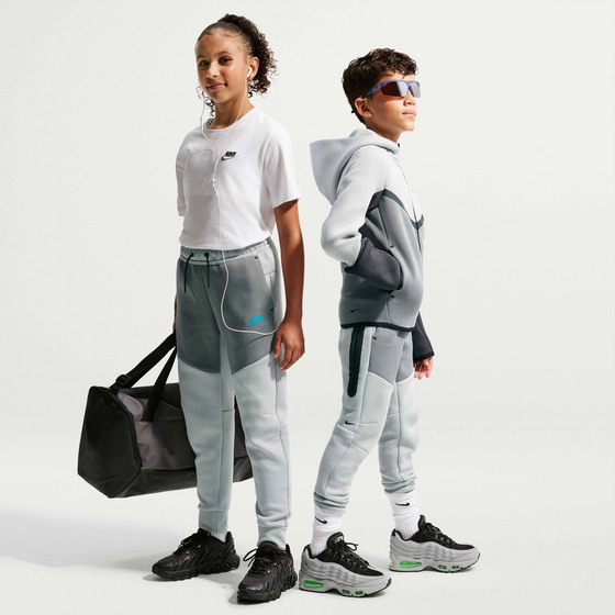 
NIKE, 
Older Kids' Joggers Sportswear Tech Fleece, 
Detail 1

