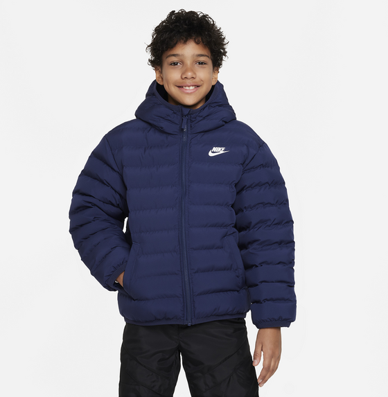 
NIKE, 
Older Kids' Loose Hooded Jacket Sportswear Lightweight Synthetic Fill, 
Detail 1
