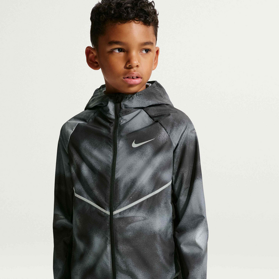 
NIKE, 
Older Kids' Uv + Repel Jacket Miler, 
Detail 1
