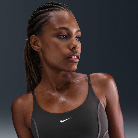 956054102101 NIKE Women's Light-support Padded Sports Bra One  Model01 Detail