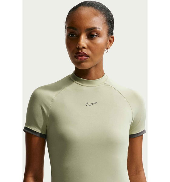 
NIKE, 
Women's Slim Short-sleeve Top Sportswear, 
Detail 1

