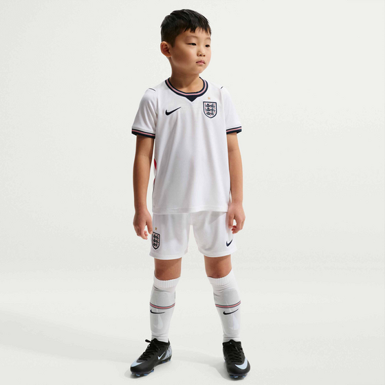 
NIKE, 
Younger Kids' Football Replica 3-piece Kit England 2026 Stadium Home, 
Detail 1

