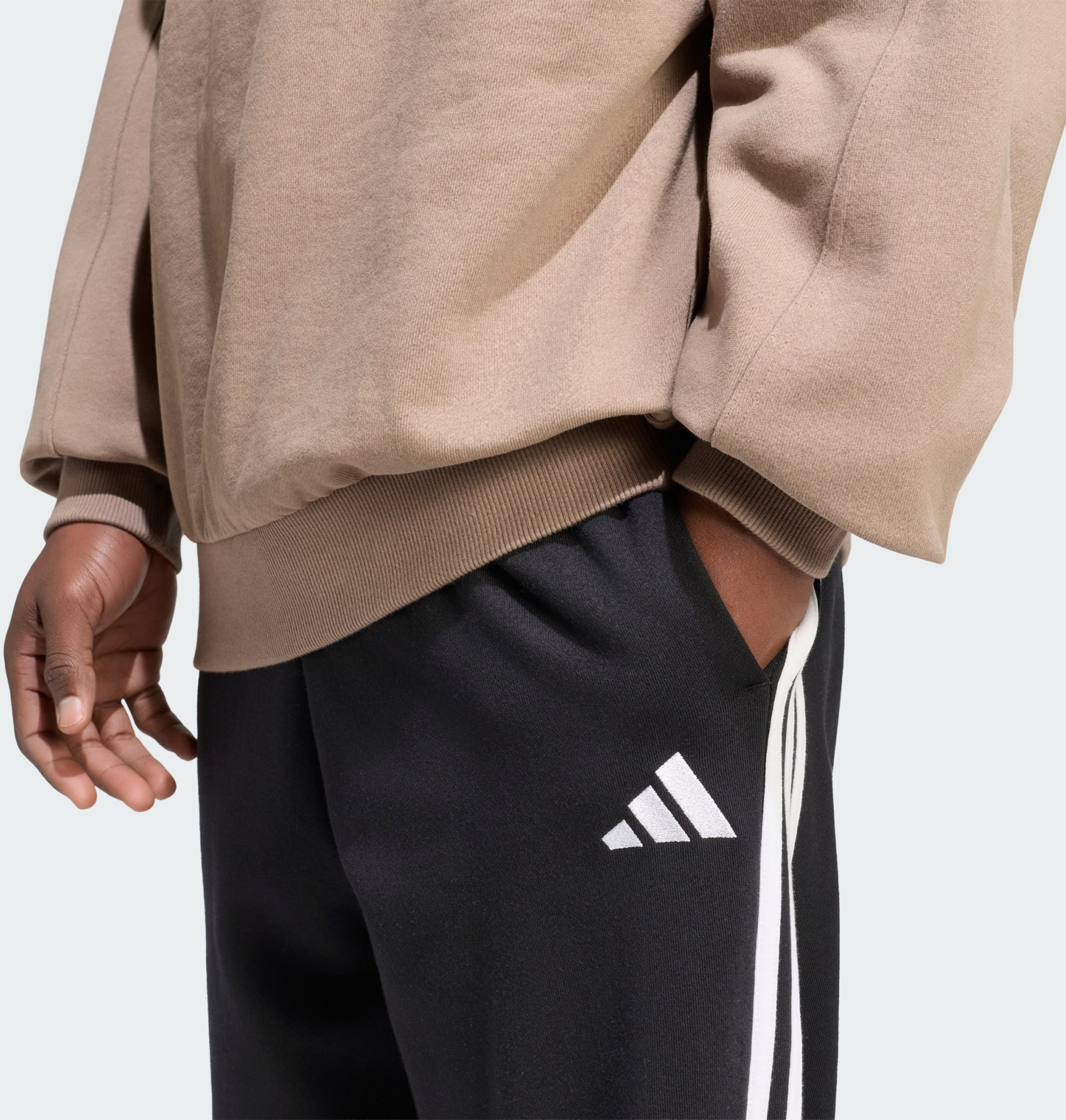 ADIDAS, Adidas Essentials 3-stripes Byxor I Sweatshirttyg Med Avsmalnande Passform Och Muddar