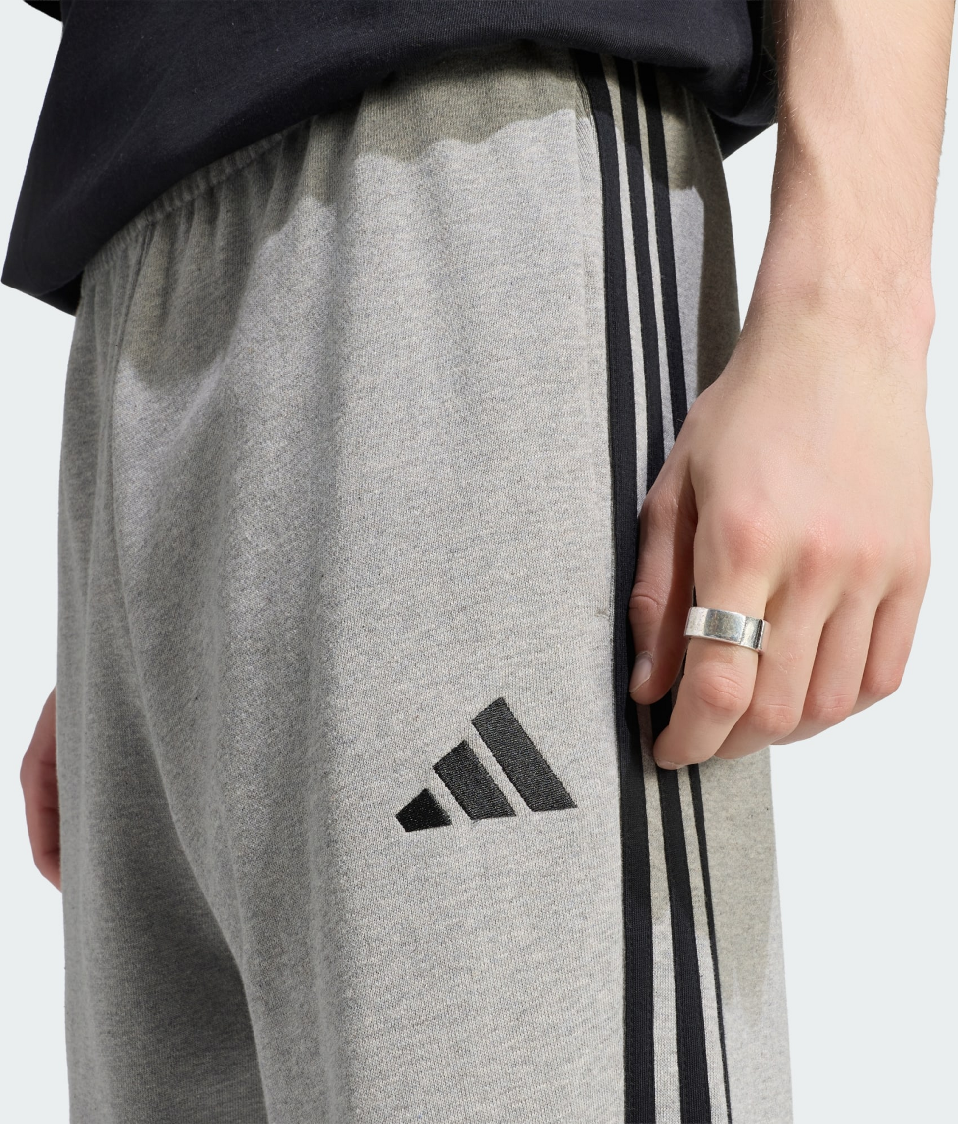 ADIDAS, Adidas Essentials 3-stripes Byxor I Sweatshirttyg Med Avsmalnande Passform Och Muddar