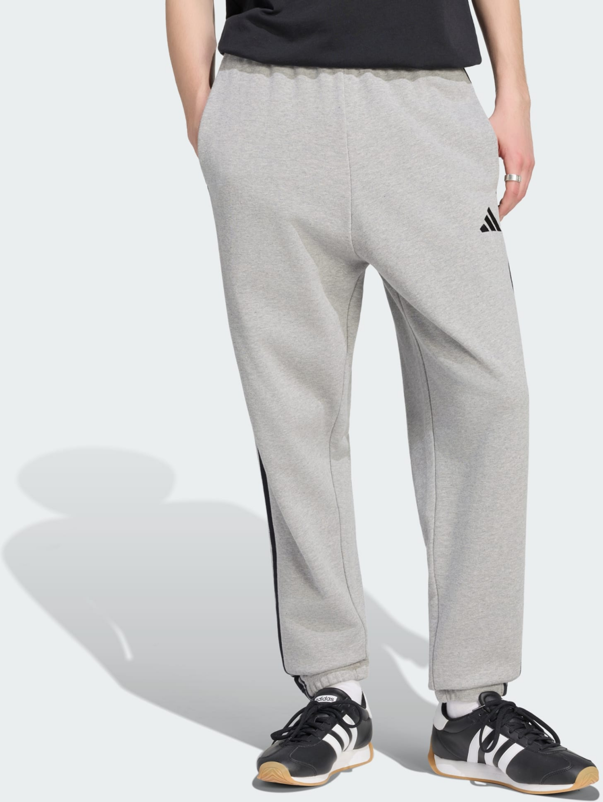 ADIDAS, Adidas Essentials 3-stripes Byxor I Sweatshirttyg Med Avsmalnande Passform Och Muddar