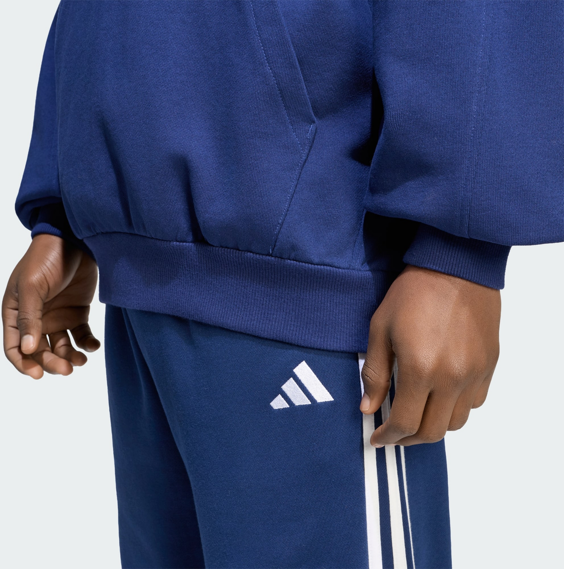 ADIDAS, Adidas Essentials 3-stripes Byxor I Sweatshirttyg Med Avsmalnande Passform Och Muddar