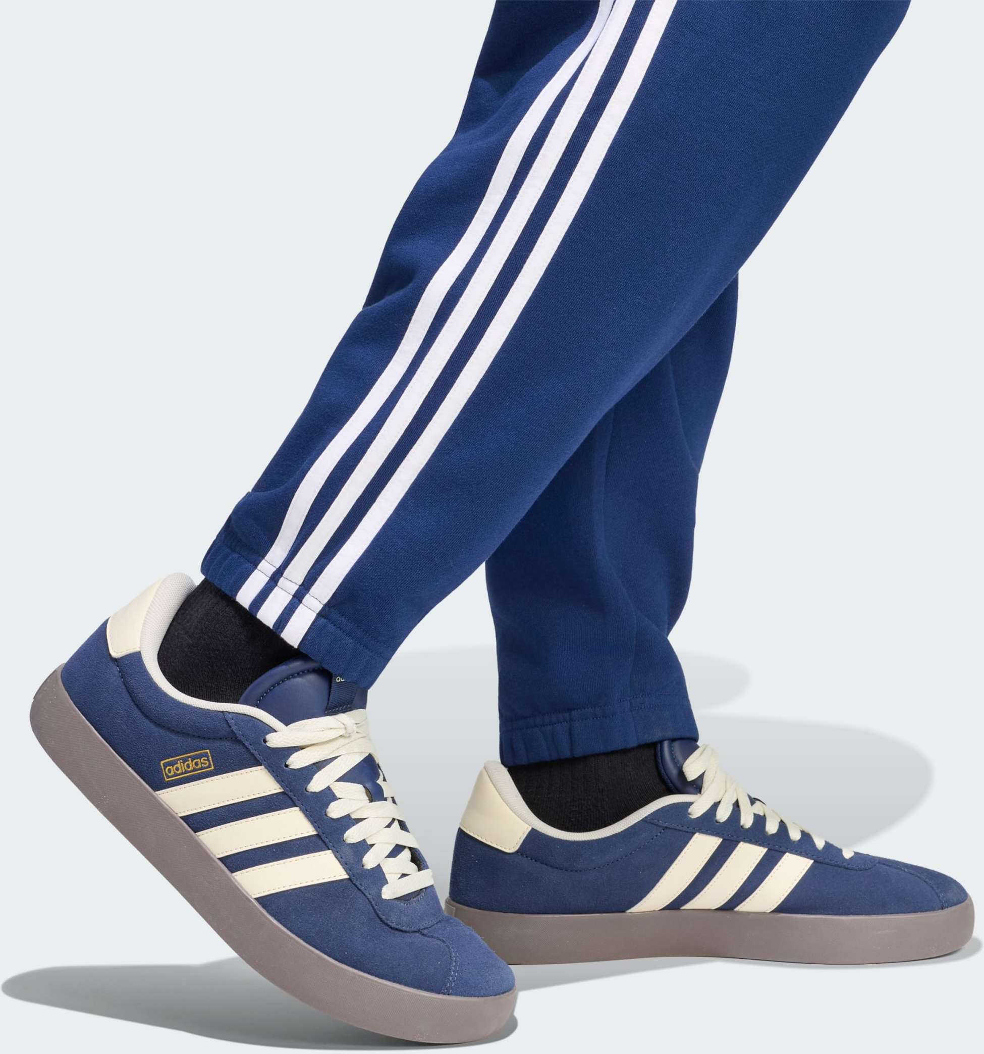 ADIDAS, Adidas Essentials 3-stripes Byxor I Sweatshirttyg Med Avsmalnande Passform Och Muddar