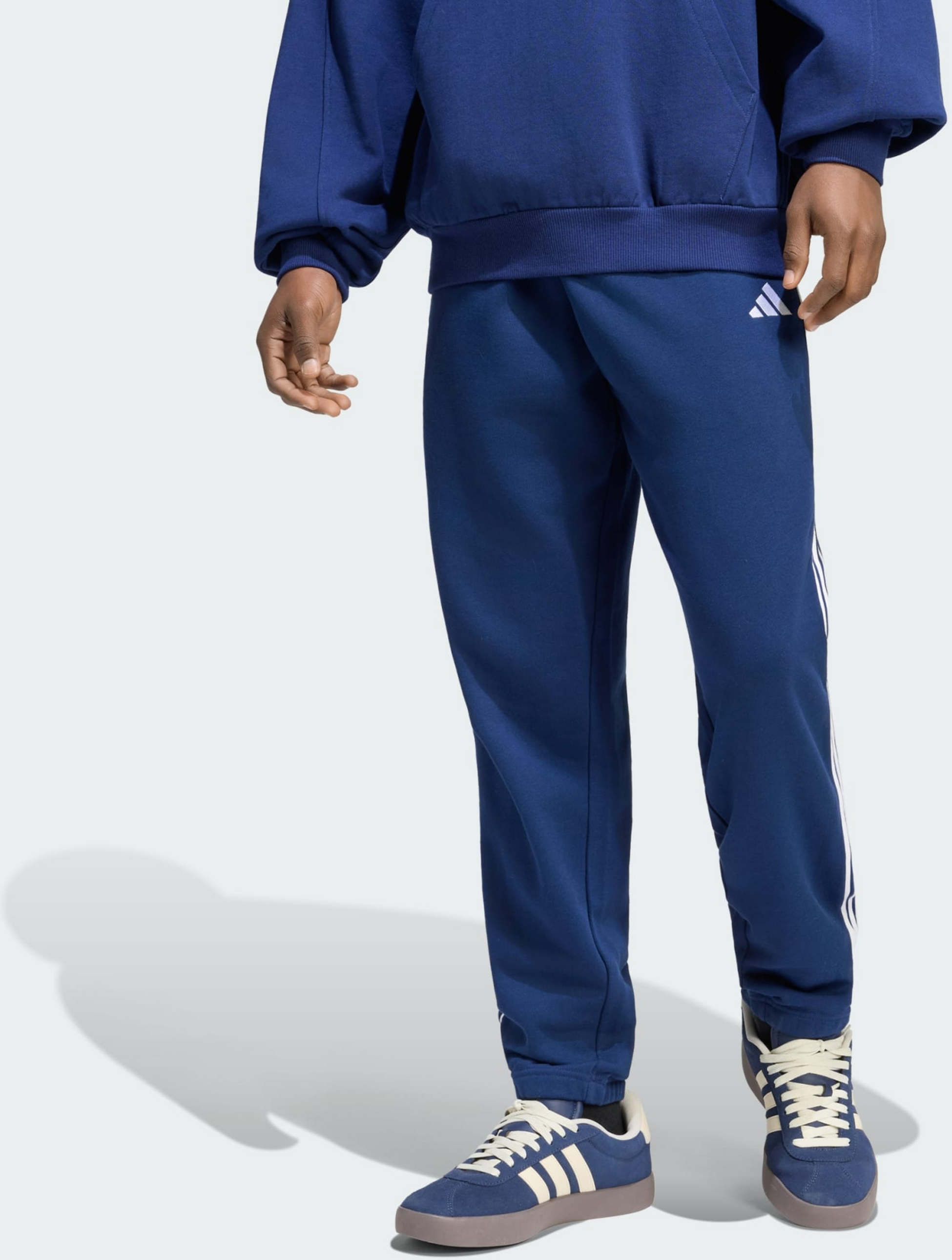 ADIDAS, Adidas Essentials 3-stripes Byxor I Sweatshirttyg Med Avsmalnande Passform Och Muddar