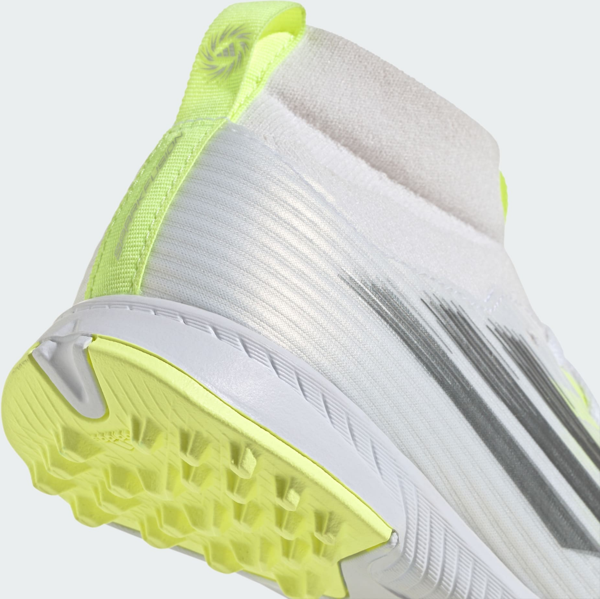 ADIDAS, Adidas F50 Sparkfusion League Fotbollsskor F&ouml;r Konstgr&auml;s I Medelh&ouml;g Modell F&ouml;r Barn