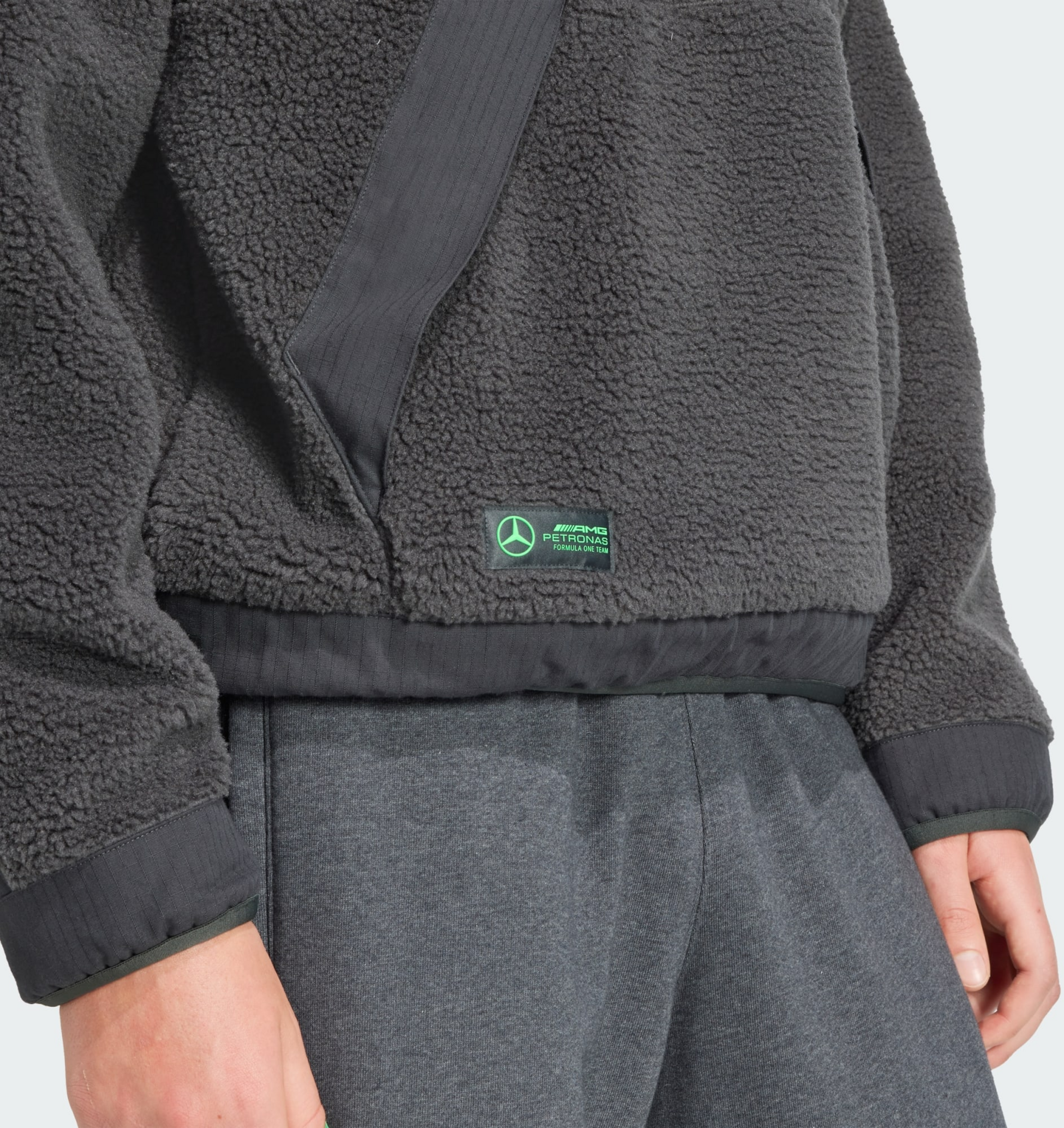 ADIDAS, Adidas Mercedes &ndash; Amg Petronas Formula One Team Premium Tr&ouml;ja I Fleece Med Halv Dragkedja