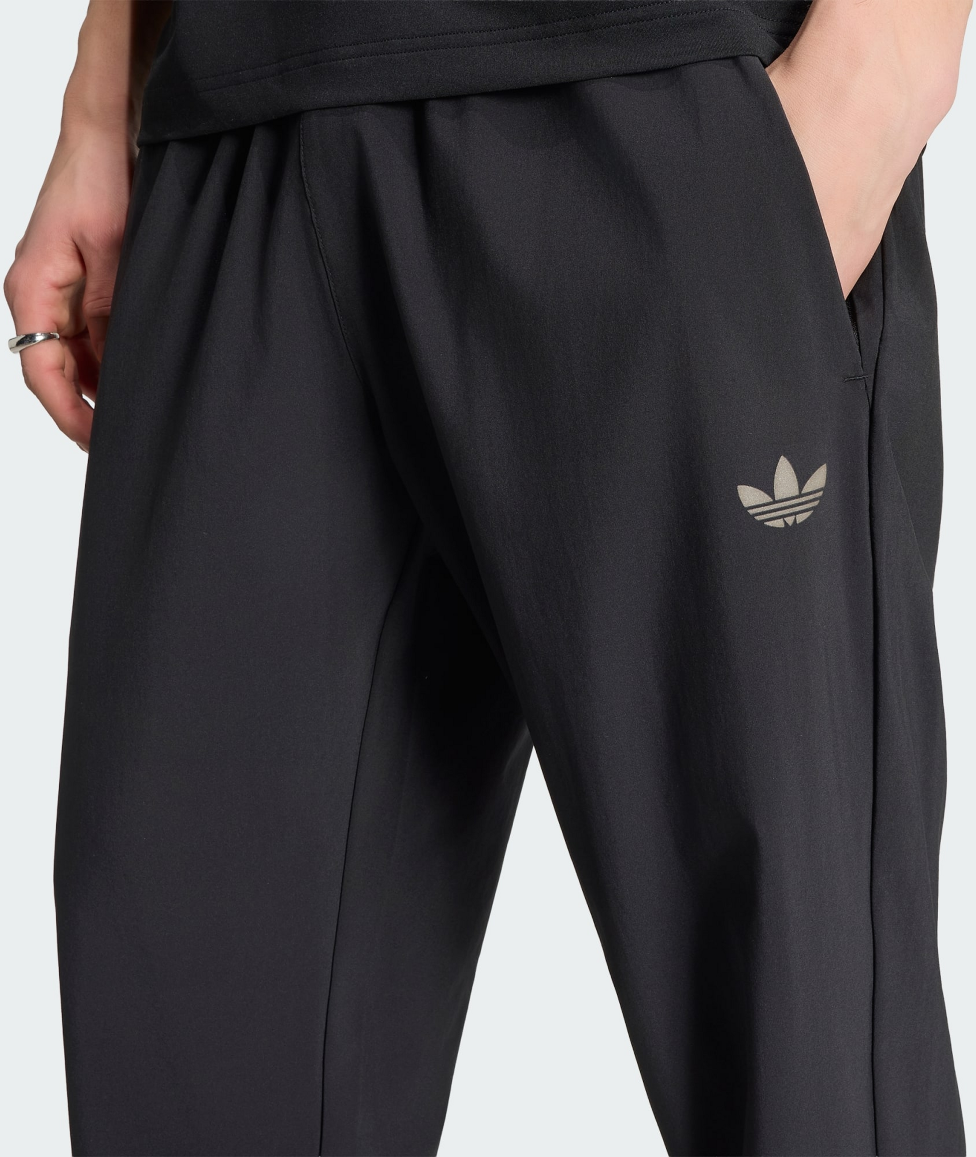 ADIDAS ORIGINALS, Adidas Originals Tech Trefoil Essentials Tr&auml;ningsbyxor