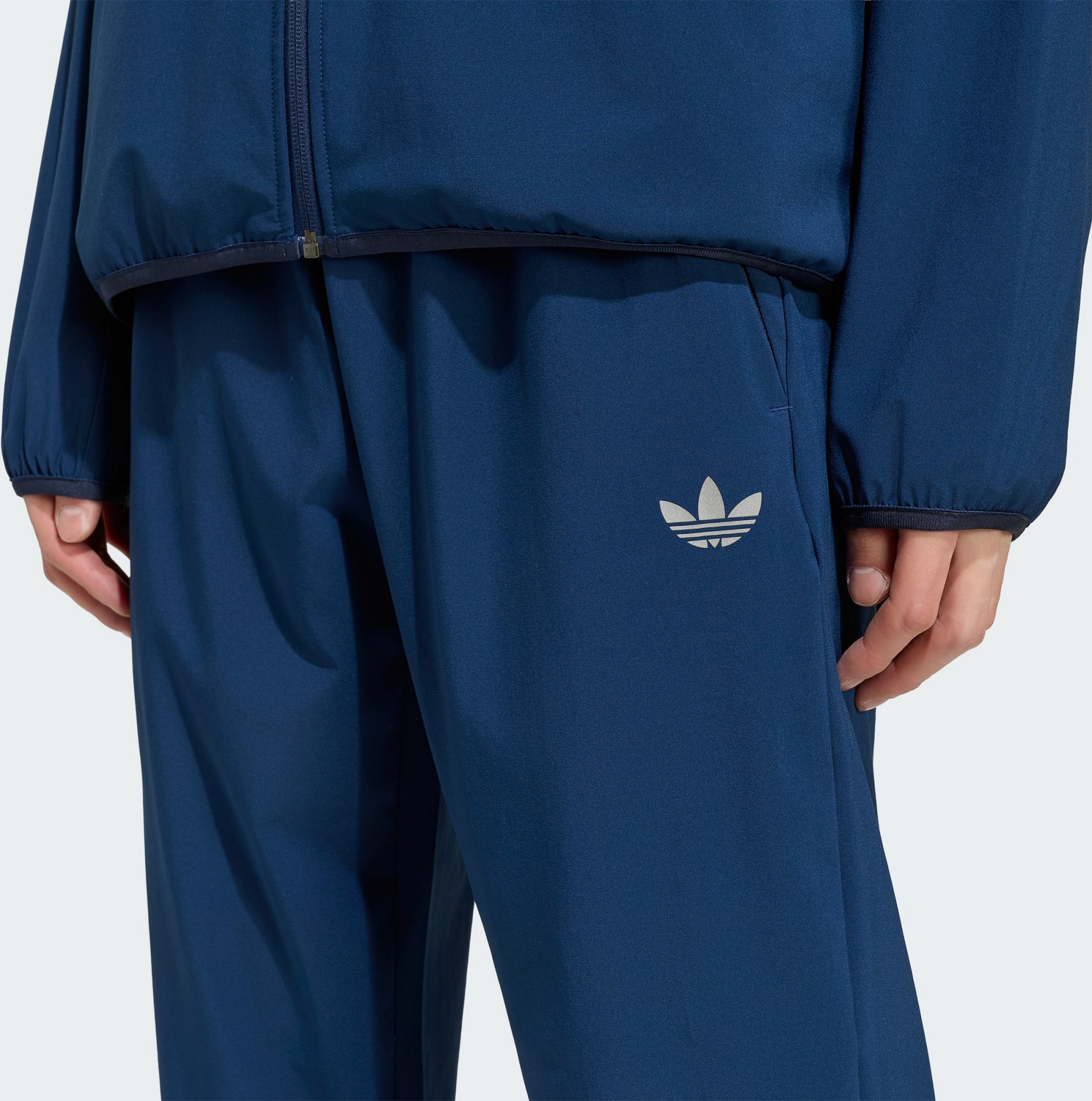 ADIDAS ORIGINALS, Adidas Originals Tech Trefoil Essentials Tr&auml;ningsbyxor
