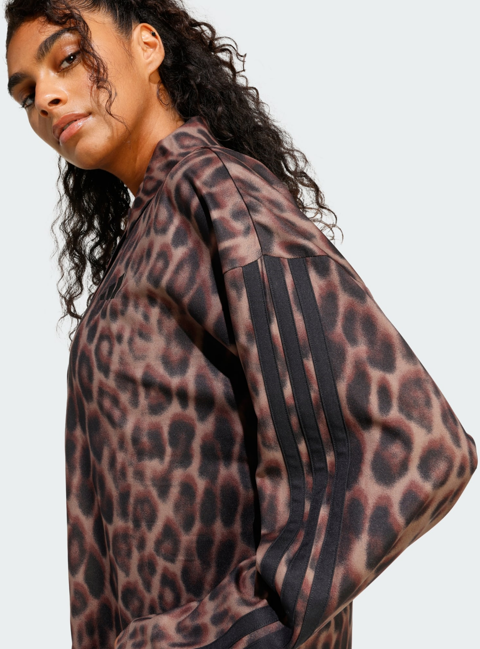 ADIDAS, Adidas Seasonal Essentials Leopard Print Woven &Ouml;verskjorta Med 3-stripes