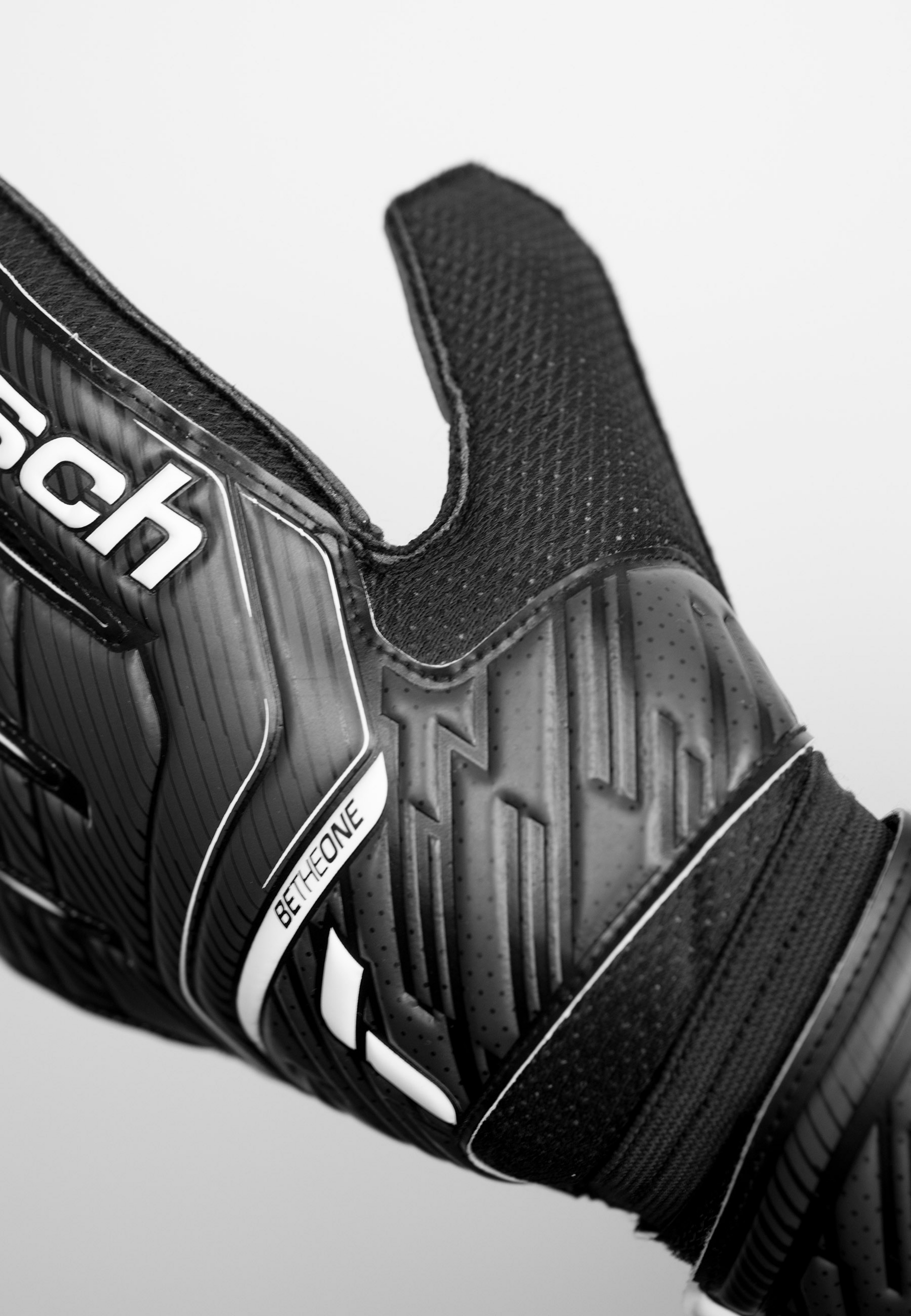 REUSCH, Attrakt Solid