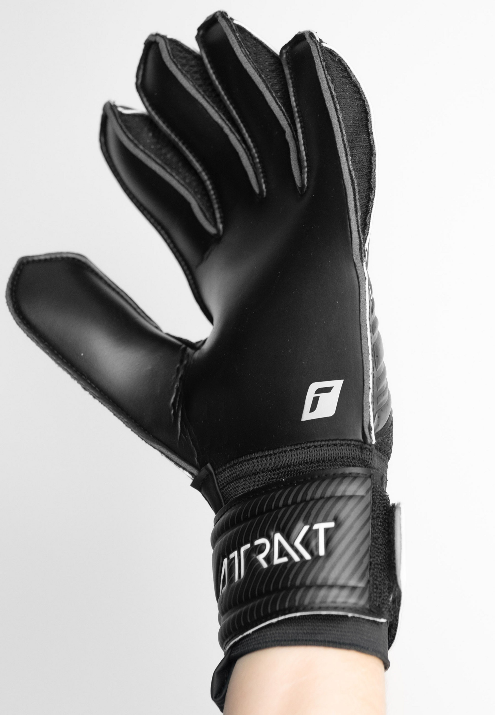 REUSCH, Attrakt Solid