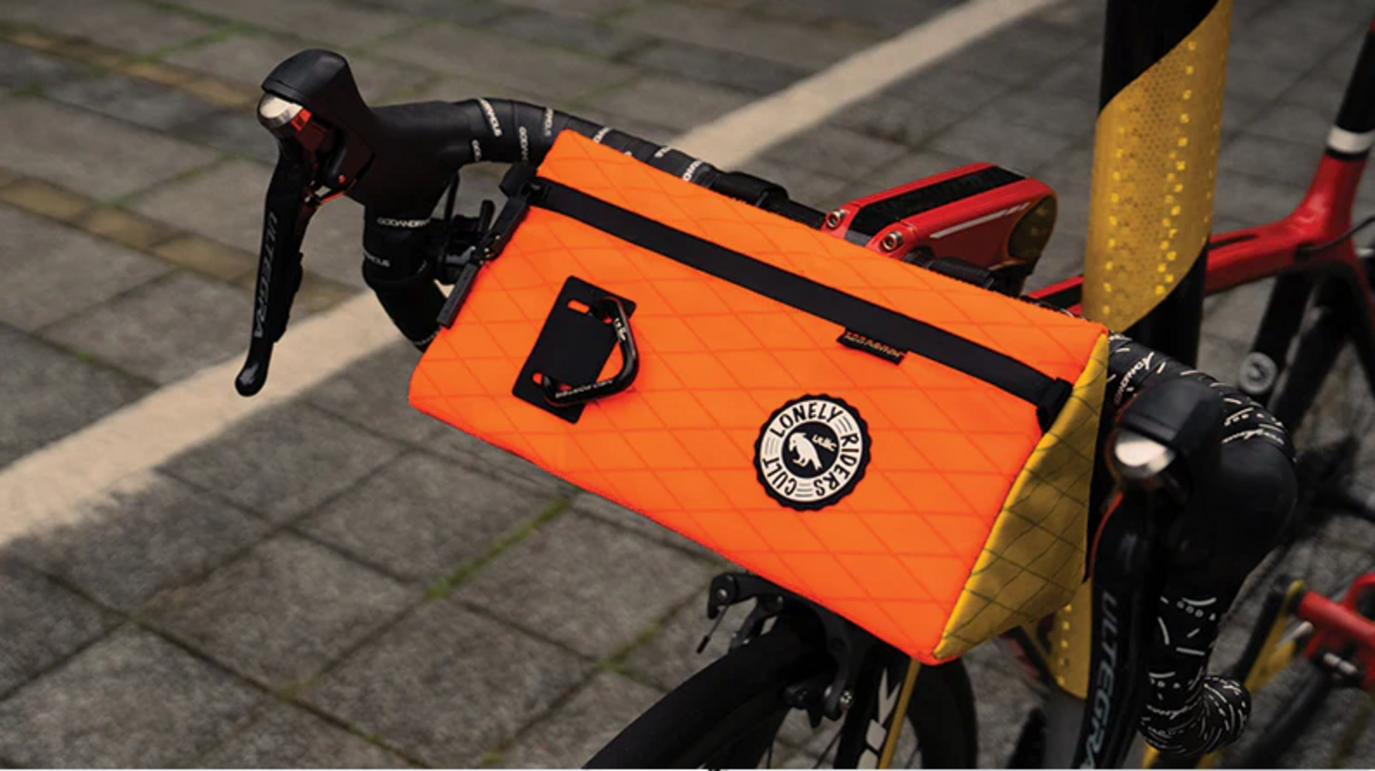 UL&Auml;C, Coursier Apex Max 3.2l Lava Cykelv&auml;ska