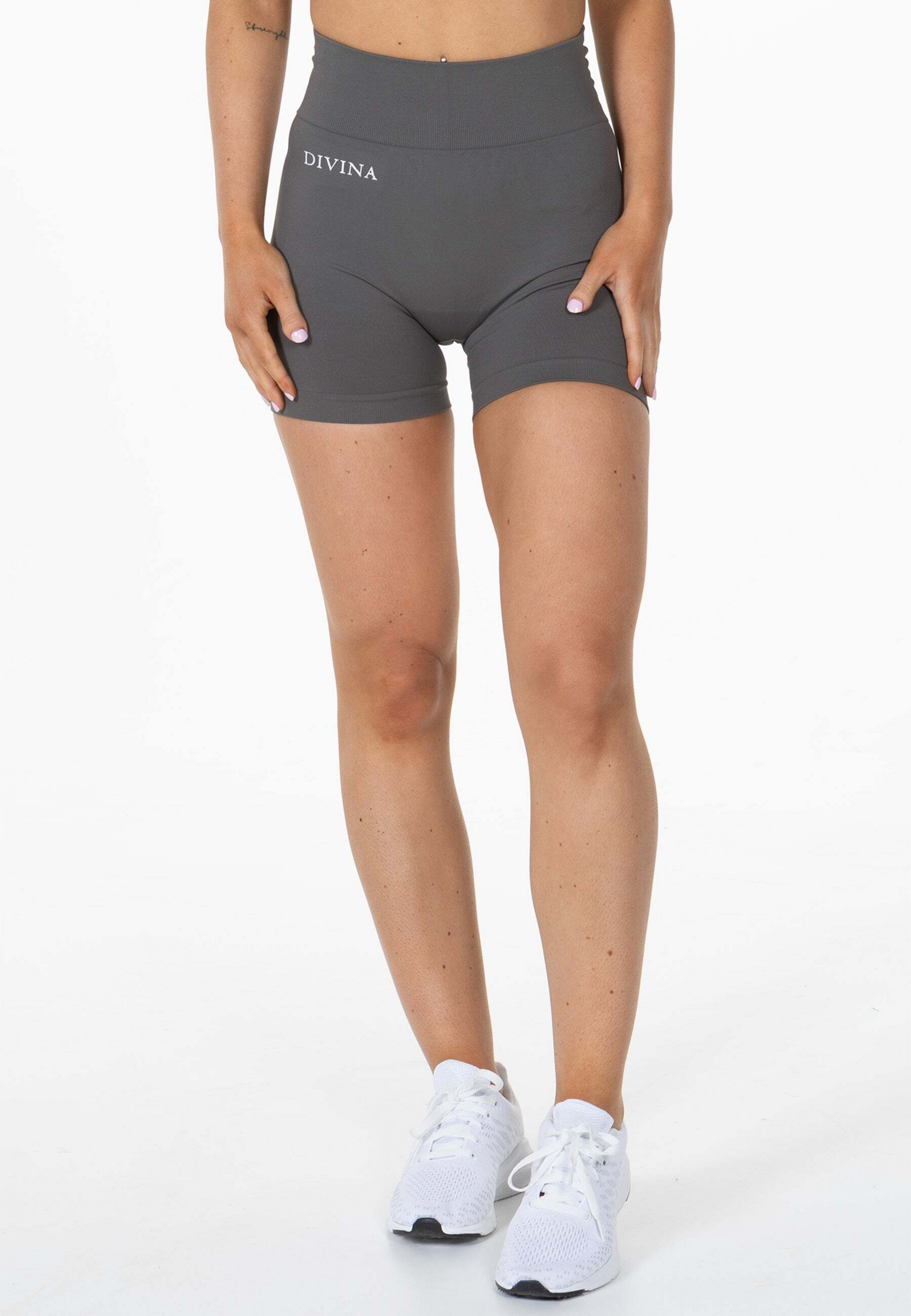 DIVINA, Divina Shorts 'prime'