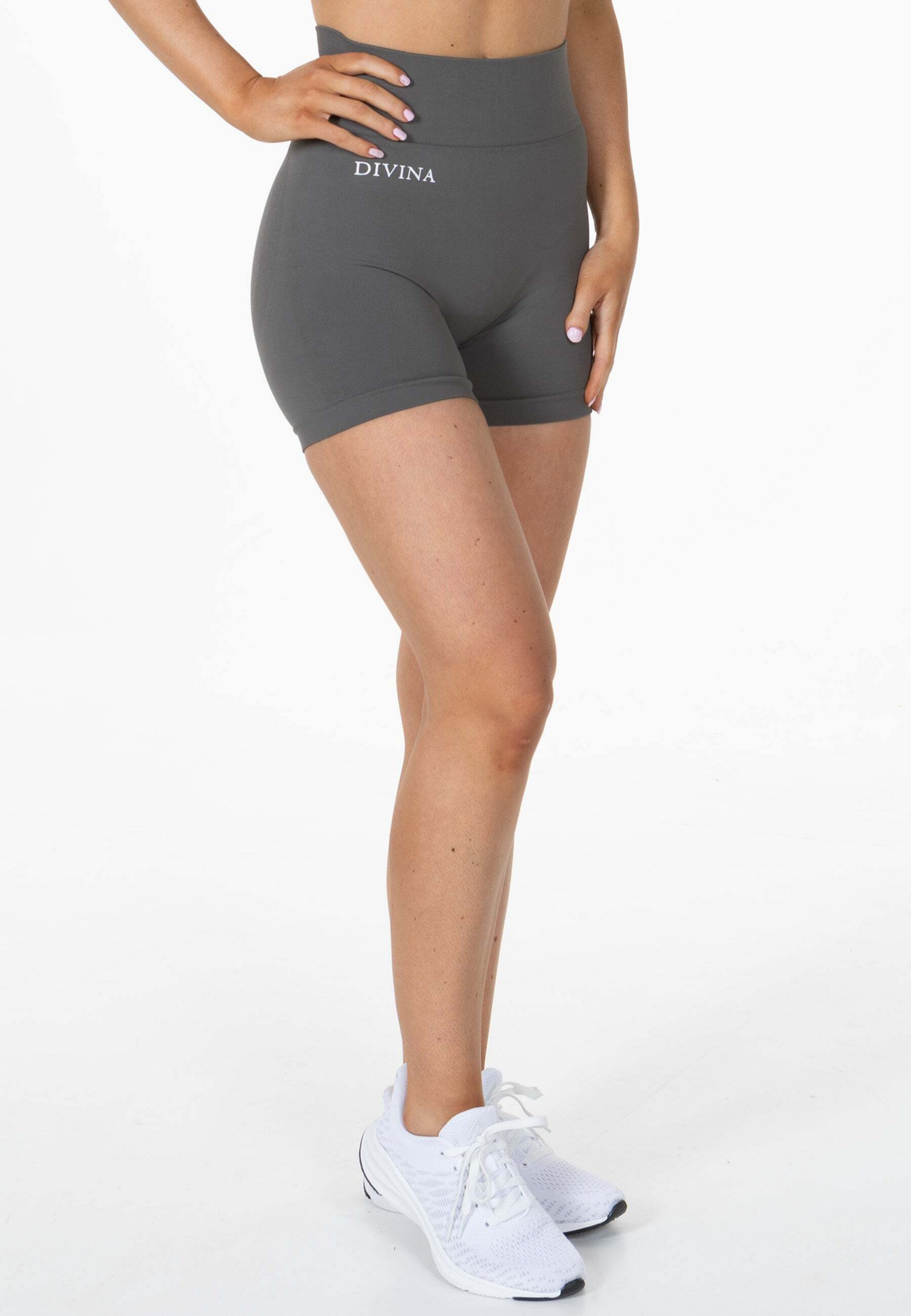 DIVINA, Divina Shorts 'prime'