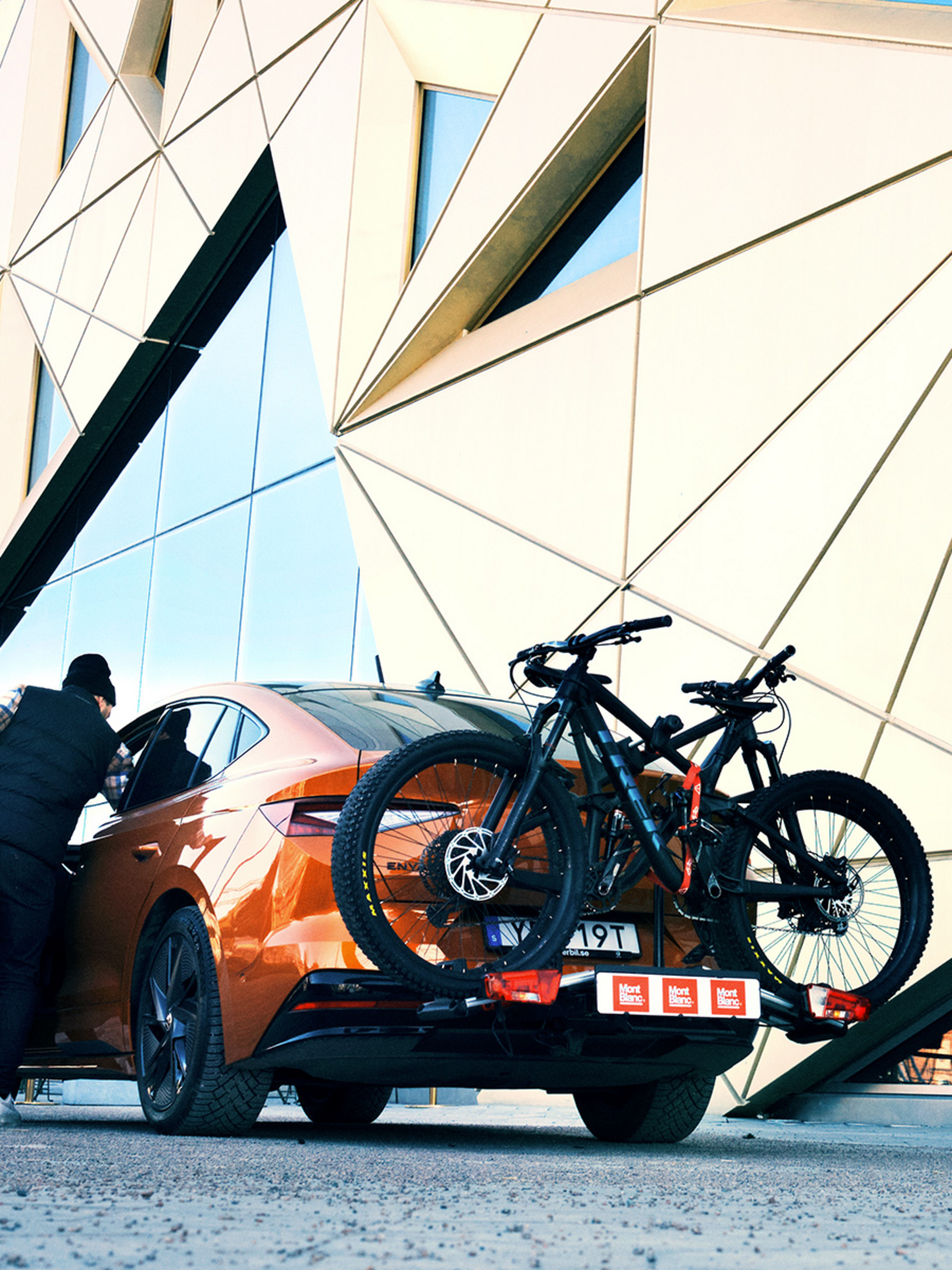 MONT BLANC, Dragkroksmonterad cykelh&aring;llare SAREK - 2 cyklar/elcyklar