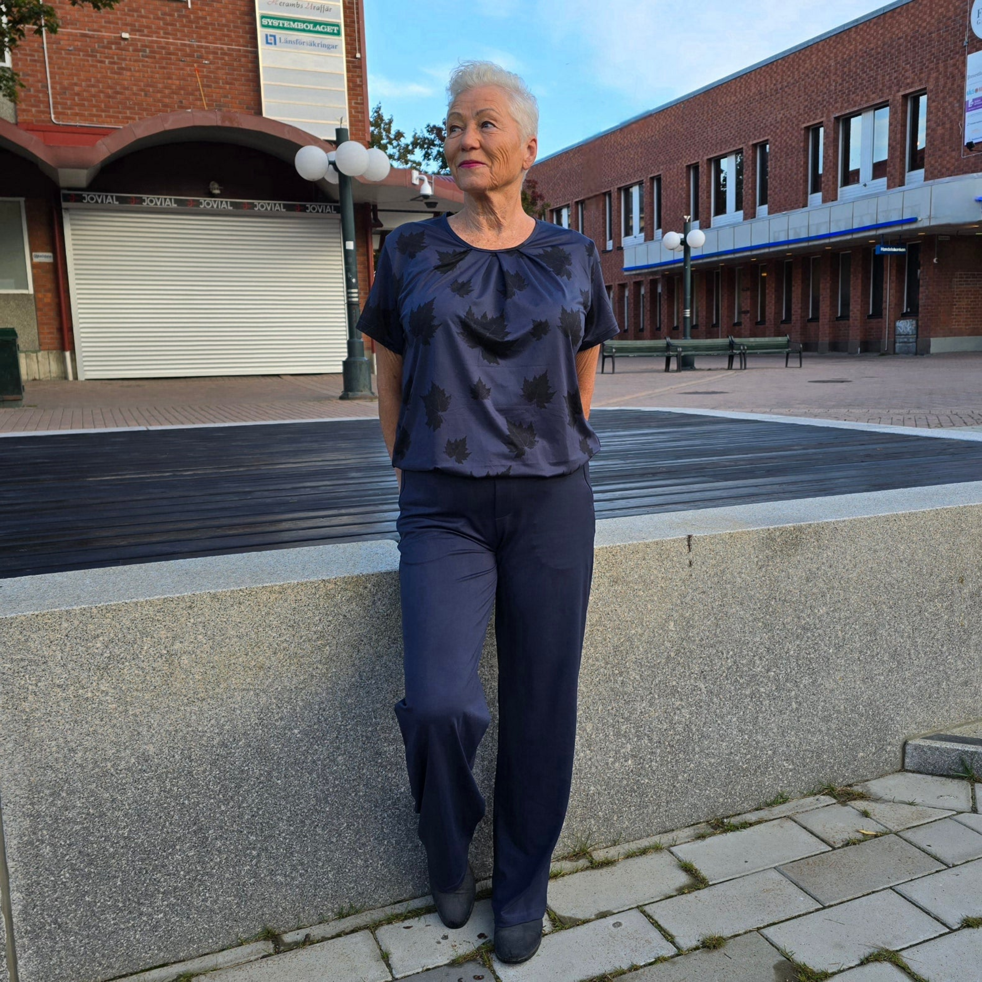 SHE DID, Kortärmad Topp Midnight Leaves