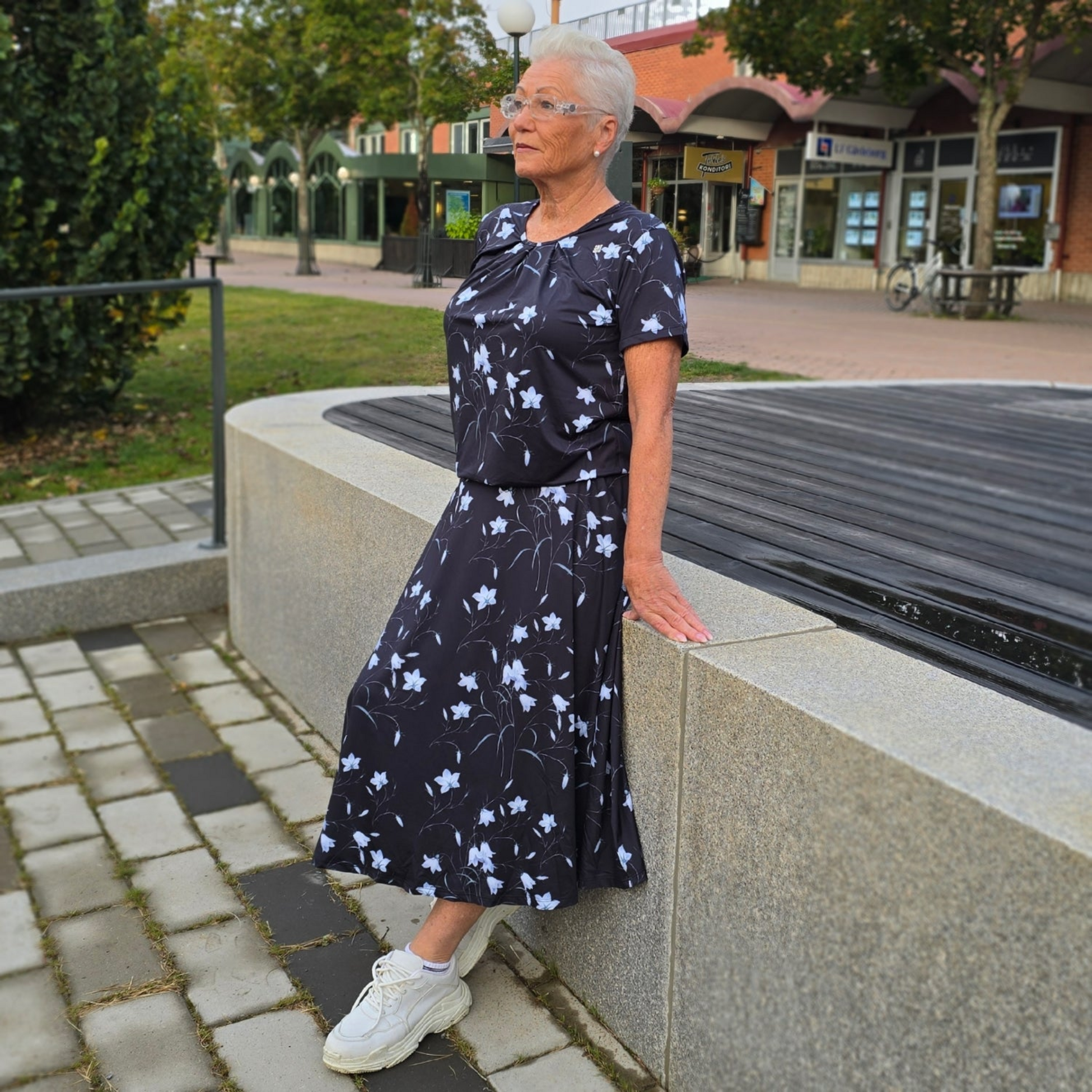 SHE DID, Kortärmad Topp Wild Lily