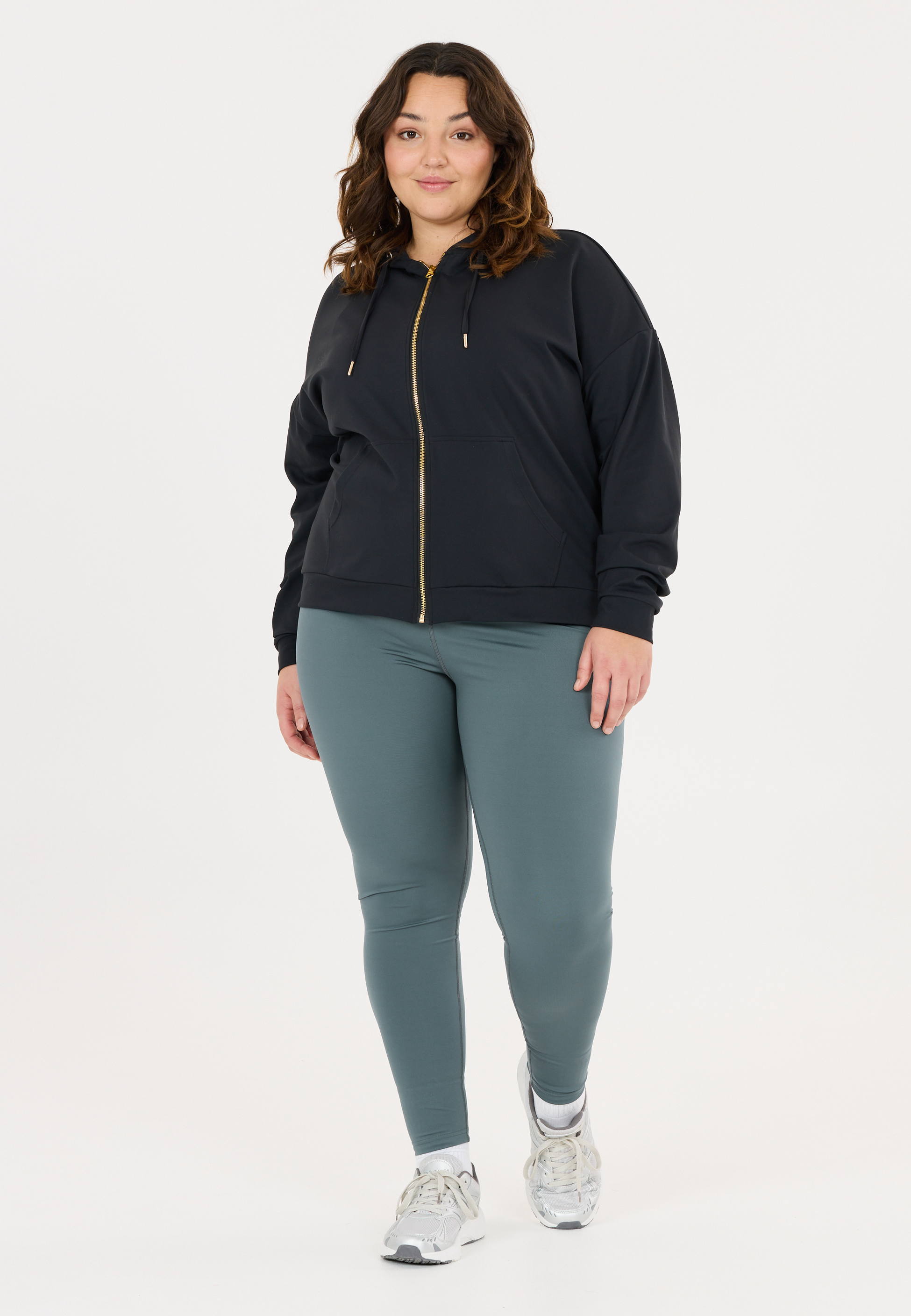 Q SPORTSWEAR, Lucy