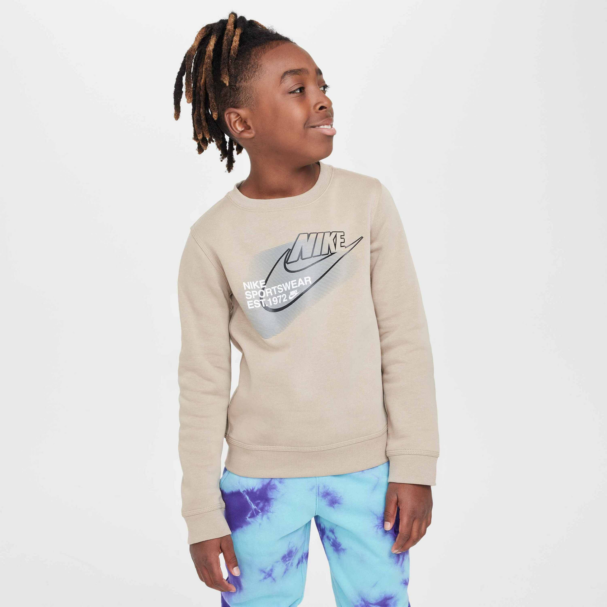 NIKE, Older Kids' (boys') Crew-neck Sweatshirt Sportswear Standard Issue