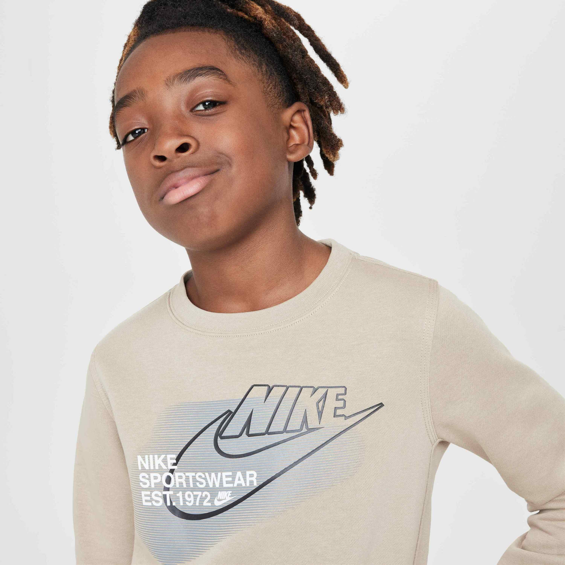 NIKE, Older Kids' (boys') Crew-neck Sweatshirt Sportswear Standard Issue