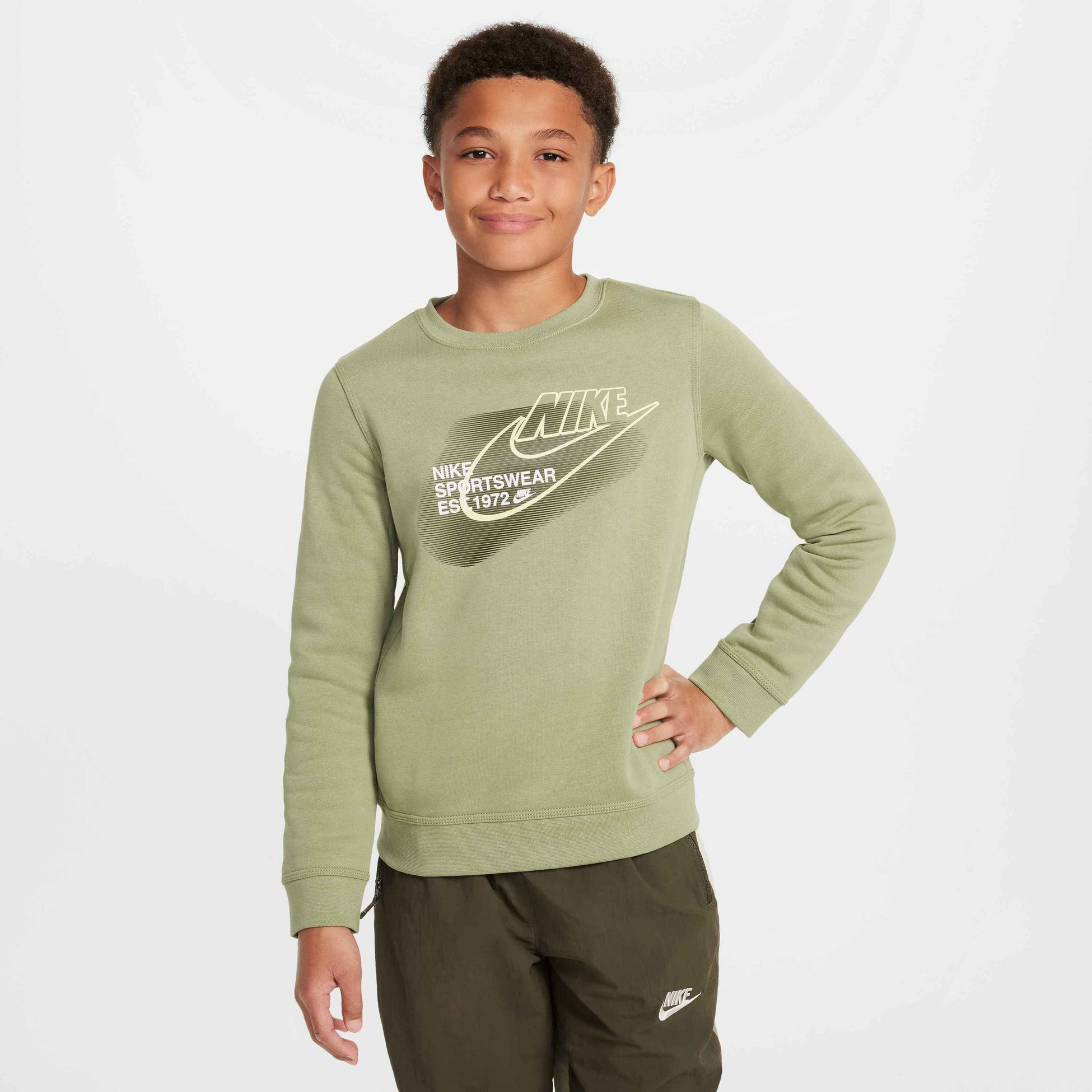 NIKE, Older Kids' (boys') Crew-neck Sweatshirt Sportswear Standard Issue