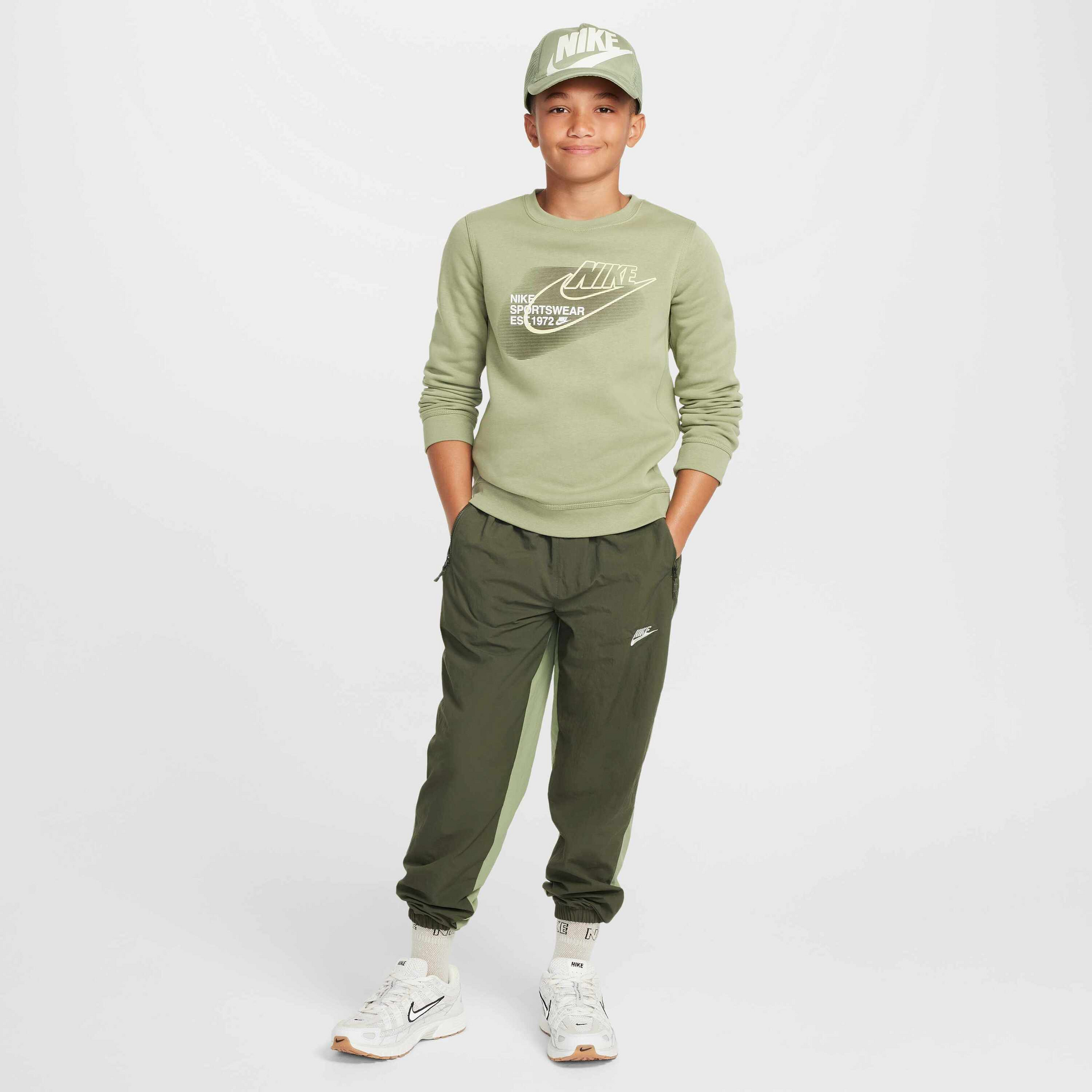 NIKE, Older Kids' (boys') Crew-neck Sweatshirt Sportswear Standard Issue