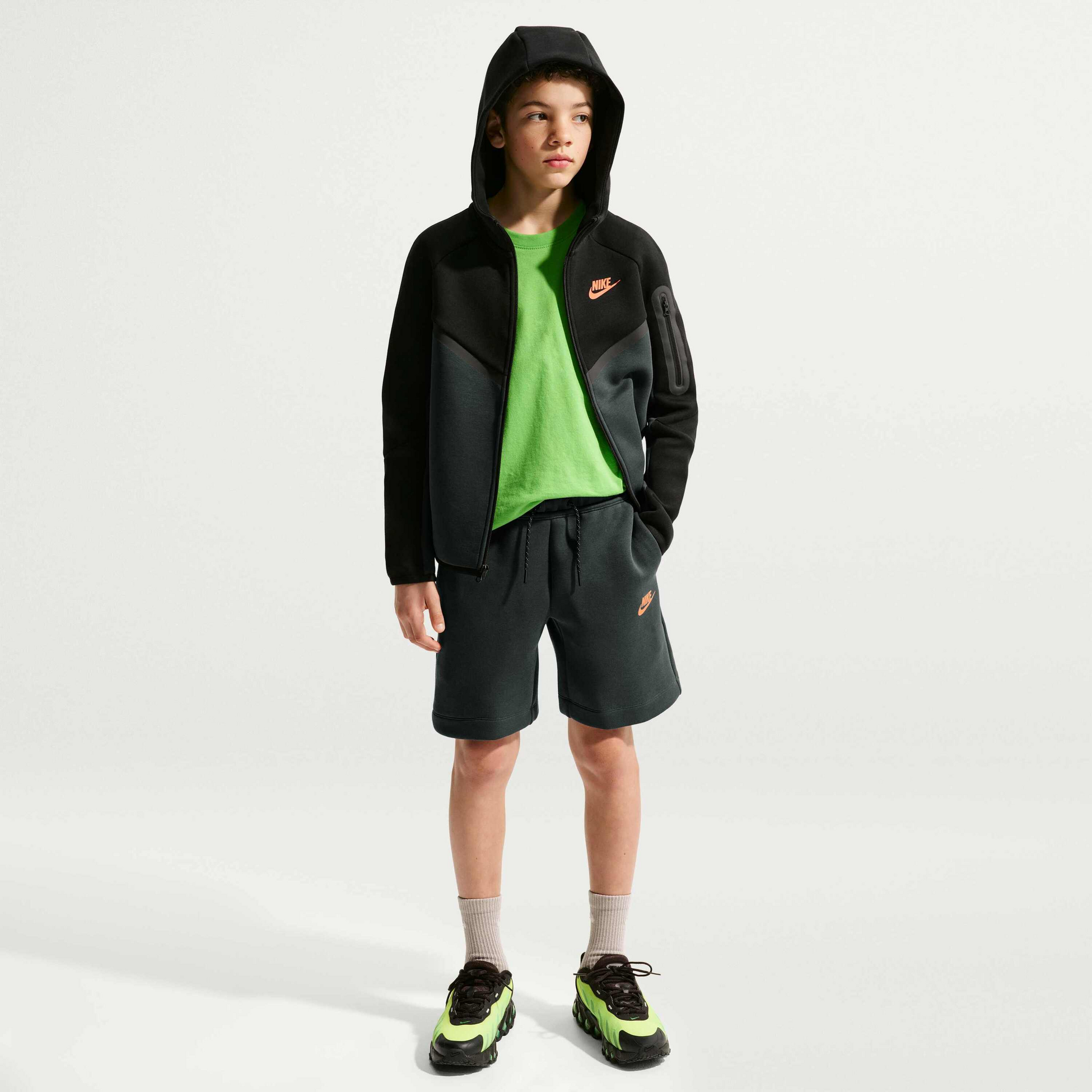 NIKE, Older Kids' (boys') Shorts Sportswear Tech Fleece