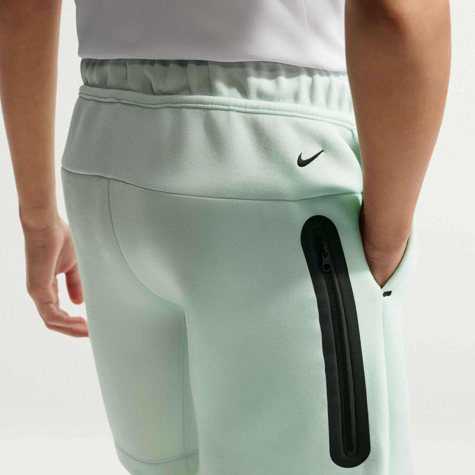 NIKE, Older Kids' (boys') Shorts Sportswear Tech Fleece