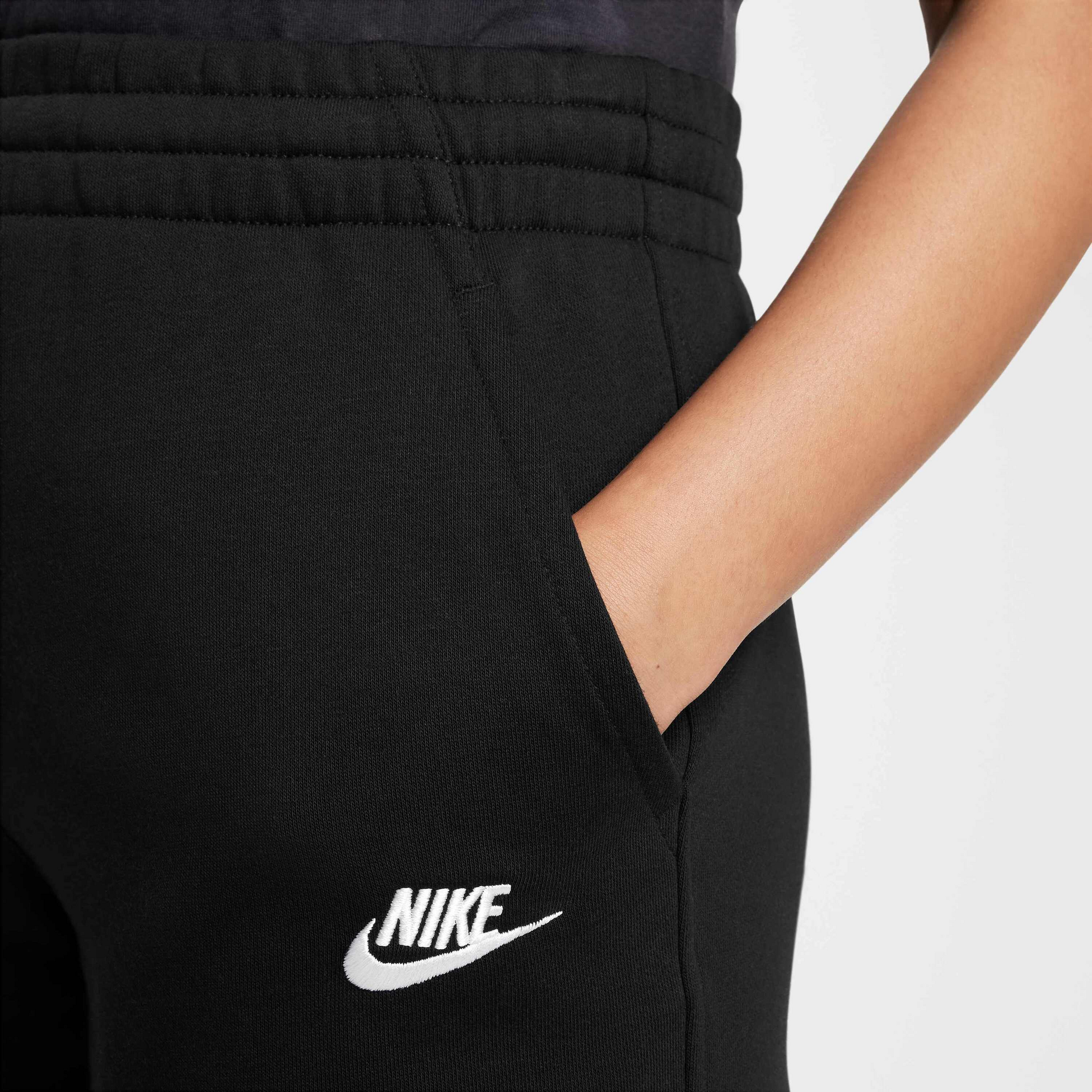 NIKE, Older Kids' (girls') 13cm (approx.) French Terry Shorts Sportswear Club Fleece