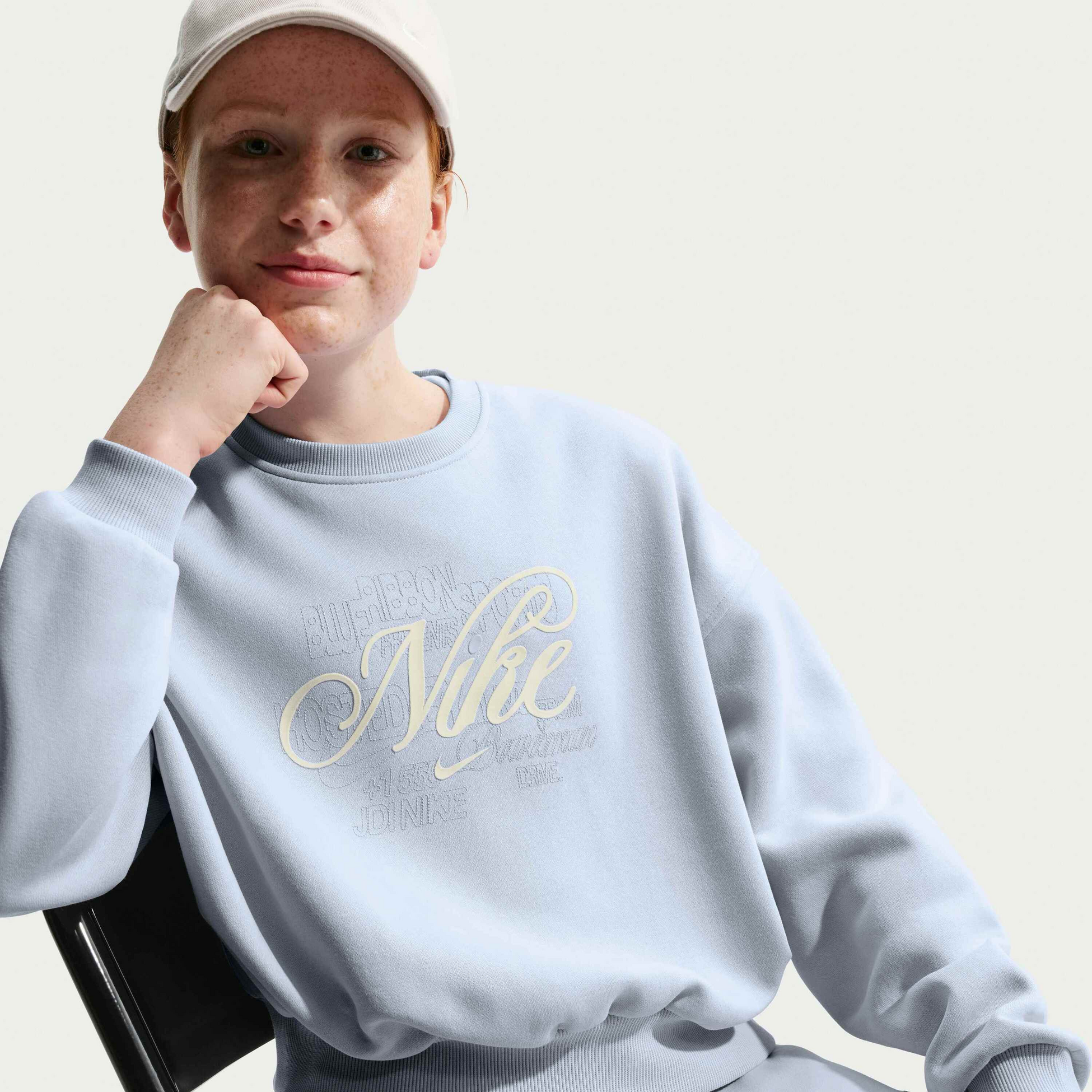 NIKE, Older Kids' (girls') Boxy Crew-neck Sweatshirt Sportswear Club Fleece