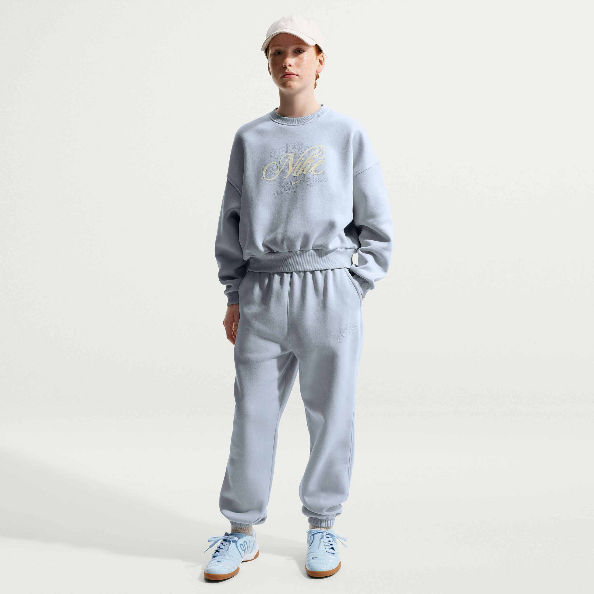 NIKE, Older Kids' (girls') Boxy Crew-neck Sweatshirt Sportswear Club Fleece